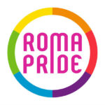 Logotipo multicolor de Roma Pride dentro de un círculo, con secciones de colores arco iris y el texto en rosa Romapride en letras mayúsculas